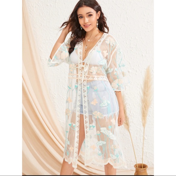 ๐ฅHP!๐ฅ Bell Sleeve Embroidered Appliquรฉ Kimono - Picture 4 of 5